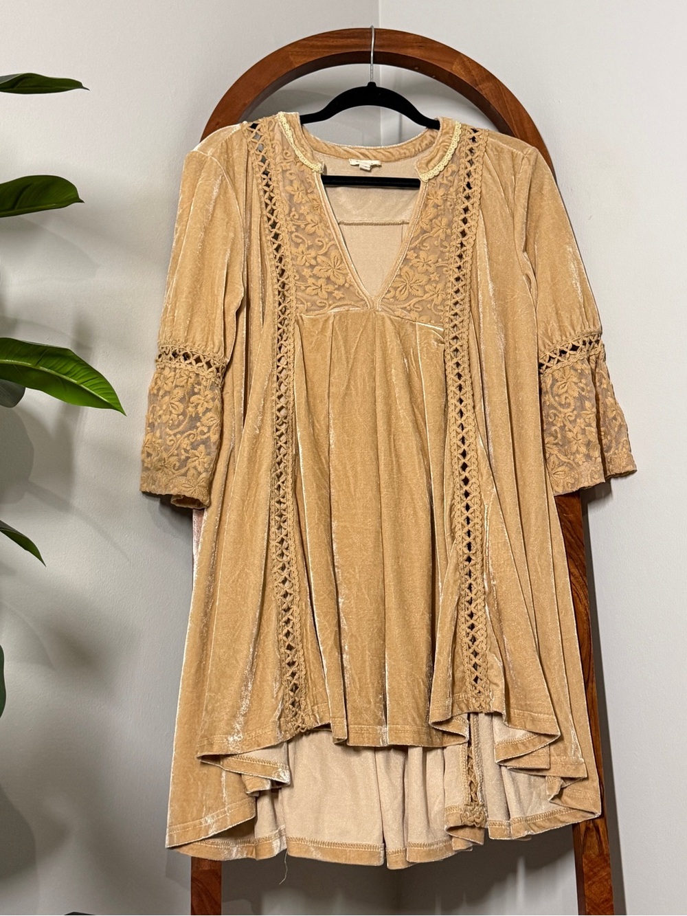 POL MEDIUM Tan Velvet Floral Boho Bell Sleeve Tunic Mini Dress